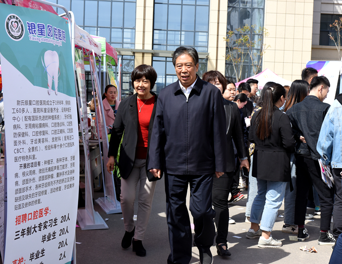 校黨委書記胡世甫親臨現場