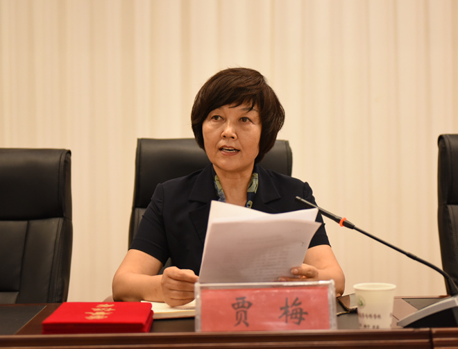 賈梅副校長宣讀表彰決定