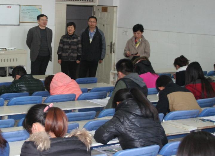校領導巡視考試現場